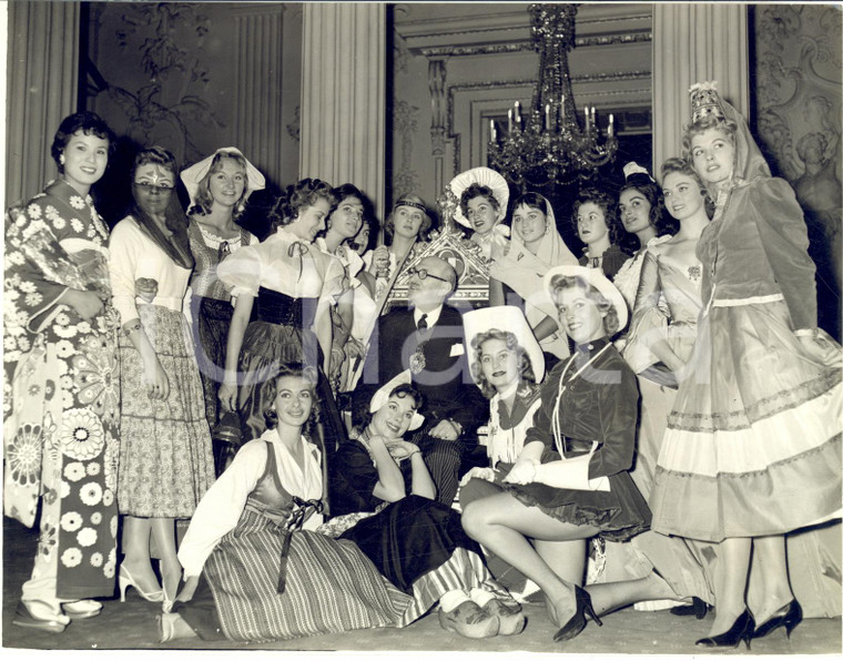 1957 LONDON Lord Mayor Sir Cullum WELCH receives girls competing for MISS WORLD