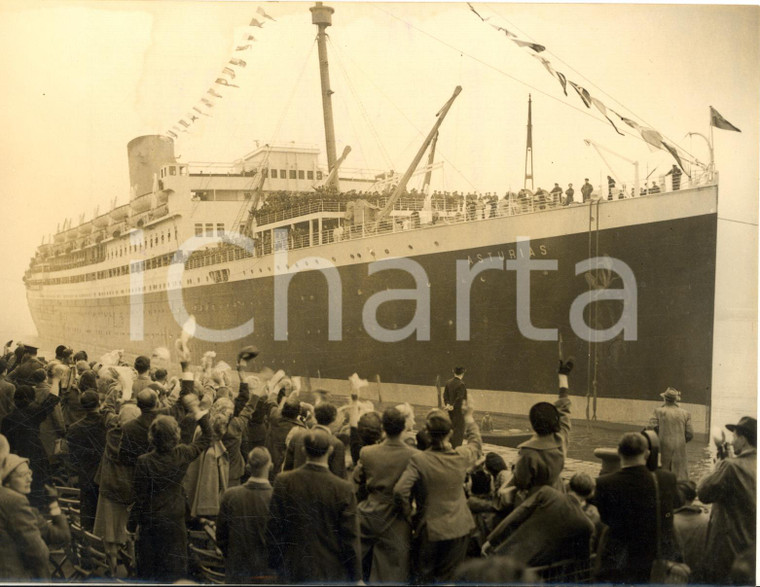 1953 SOUTHAMPTON Arrival of ship ASTURIAS with ex-prisoners of war from Korea