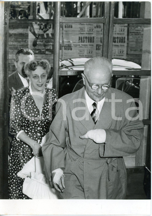 1955 TORINO - Arrivo di Mario PONZIO in ospedale per l'amputazione del braccio