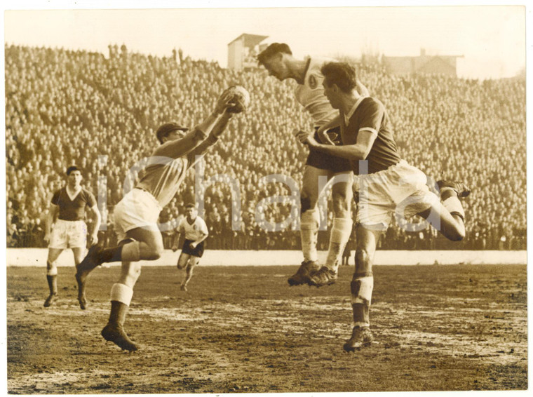 1959 LONDON FOOTBALL Charlton Athletic-Liverpool - Willie DUFF snatching ball