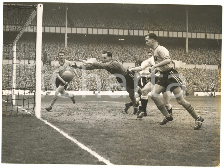 1959 LONDON Luton Town-Norwich City - Sandy KENNON lunges forward to make a save