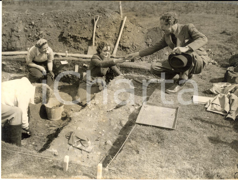 1954 WYE DOWNS Archaeologist sir Mortimer WHEELER during the excavations *Photo