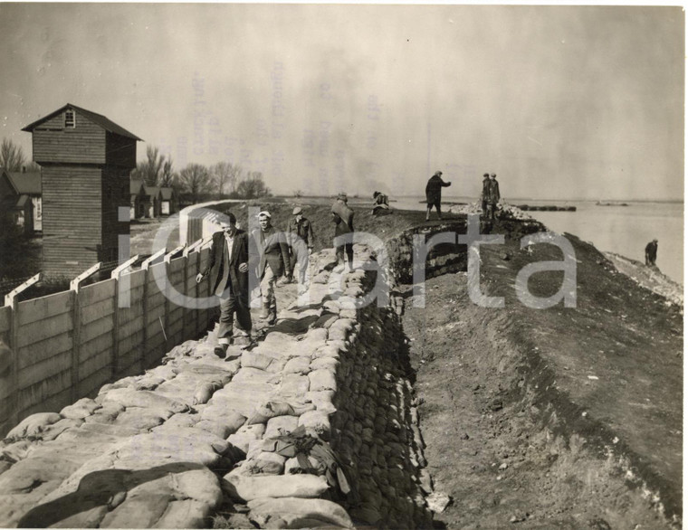 1959 LONG REACH / DARTFORD Men at work on the damaged wall of the Thames *Photo