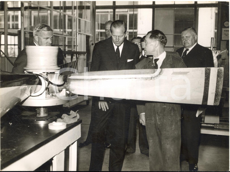 1959 LONDON Airport - Duke of Edinburgh visits BEA's engineering base *Photo