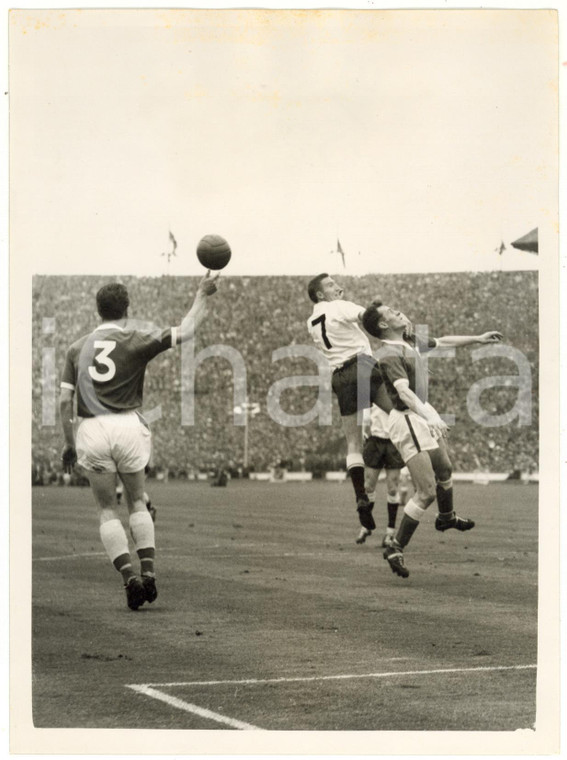 1961 LONDON FOOTBALL TOTTENHAM vs LEICESTER Richie NORMAN juggling with the ball