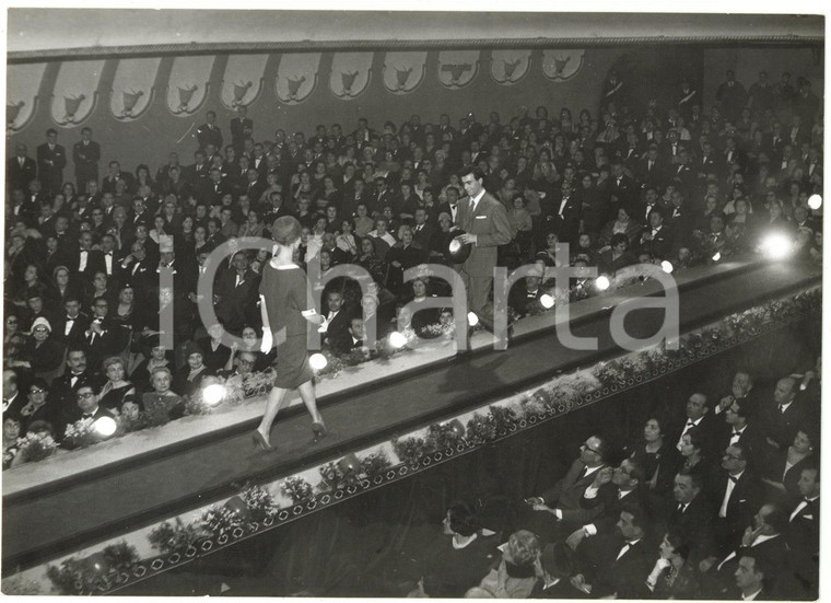 1960 TORINO Teatro Alfieri - Sfilata di MODA - Modelli in passerella - Foto