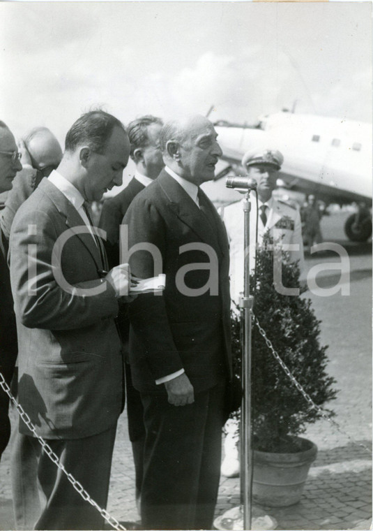 1953 ROMA Ciampino - Alexandros PAPAGOS rilascia intervista ai giornalisti *Foto