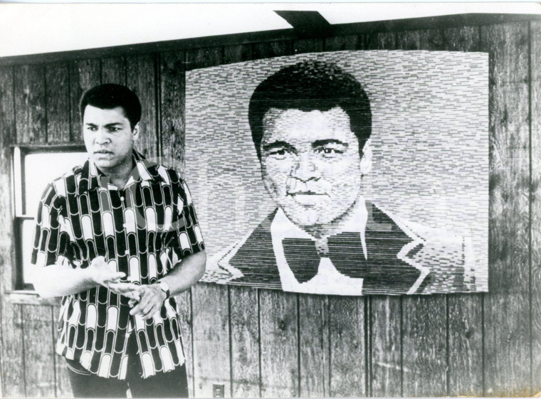 1975 ca BERRIEN SPRINGS - MUHAMMAD ALI (Cassius CLAY) con il ritratto a mosaico