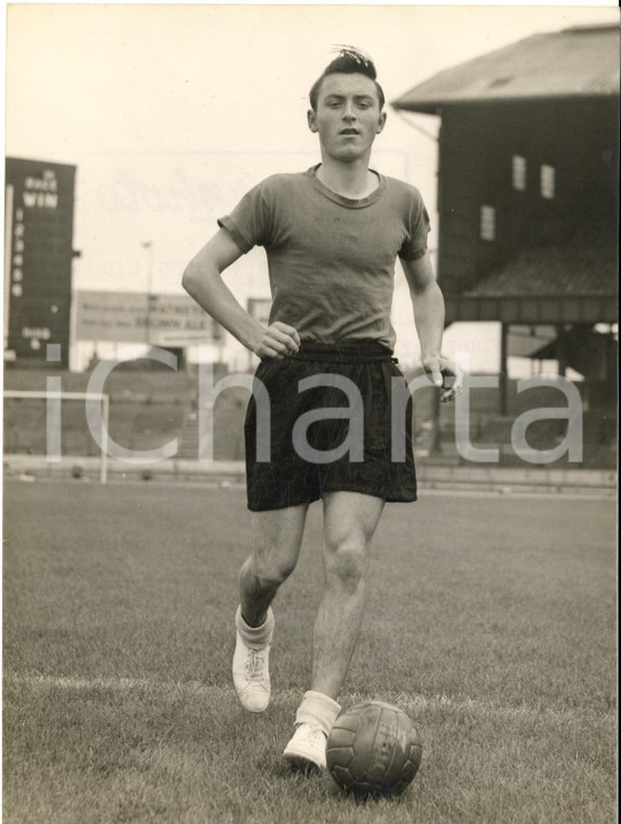 1956 LONDON FOOTBALL Barry BRIDGES at ball practise on his first day *Photo