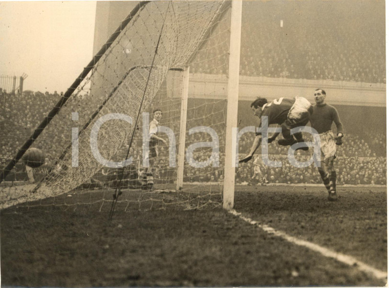 1955 LONDON FOOTBALL - ARSENAL v BIRMINGHAM - Stan CHARLTON scores *Photo