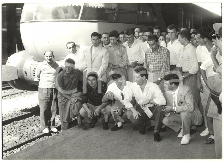 1955 ROMA - CALCIO - I giocatori della A.S. ROMA in partenza per Montalbieri