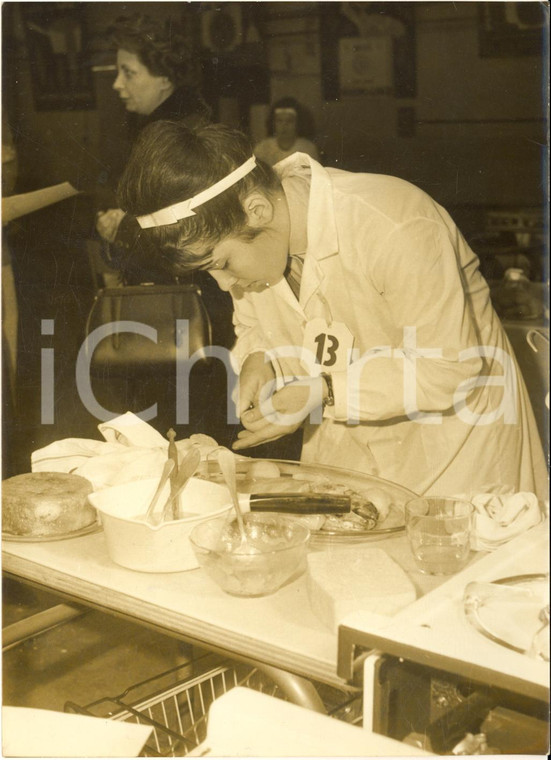 1963 PARIS Salon des Arts Mènagers - Lydia MONTESINOS au concours de cuisine