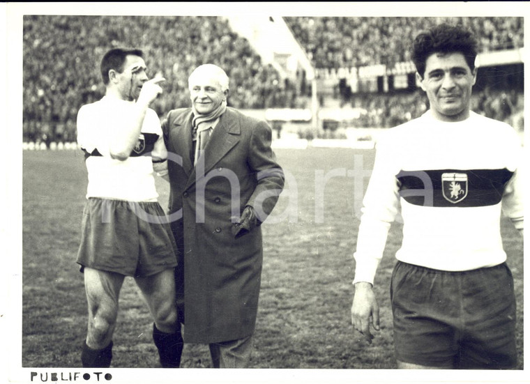 1960 ca CALCIO SERIE A GENOA Uscita dal campo con giocatore infortunato - Foto