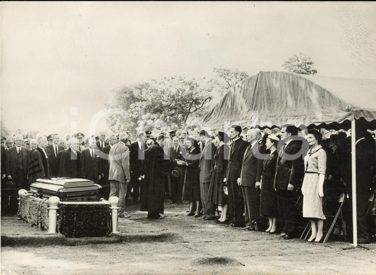 1959 WASHINGTON DC (USA) Funeral of FOSTER DULLES - The pastor meets the widow