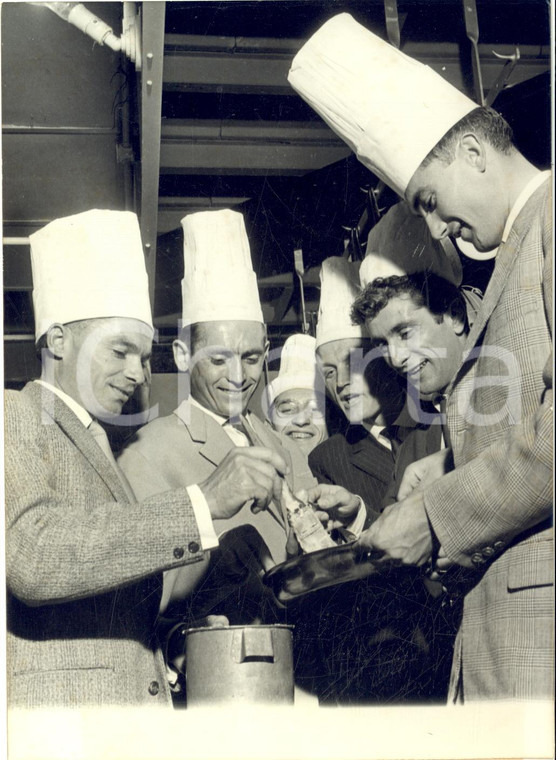1960 PARIS Cyclistes du Tour de France cuisiniers à la Tour Eiffel *Photo