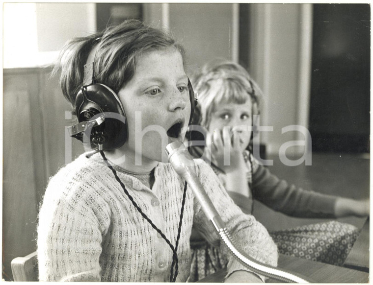 1960 NOTTINGHAM Ewing School for Deaf Children - New headphones and microphones