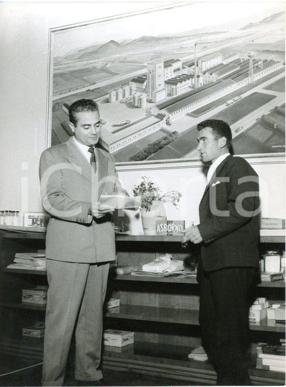 1957 CICLISMO Alfio FRATI e Alfredo SABBADIN per firma contratto con ASBORNO (2)