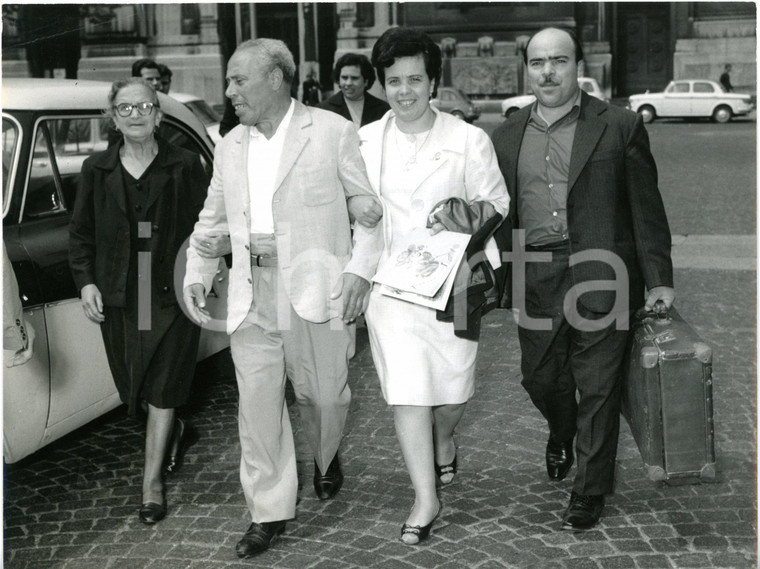 1966 MILANO Stazione Centrale - Ergastolano accolto dalla famiglia *Foto 24x18