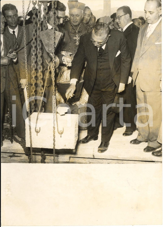 1955 ca PALERMO Salvatore ALDISIO cementa prima pietra di nuove case popolari