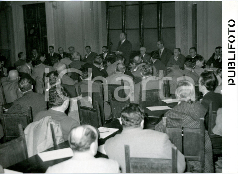 1955 ROMA PALAZZO DELLE FINANZE Ezio VANONI in conferenza stampa con giornalisti