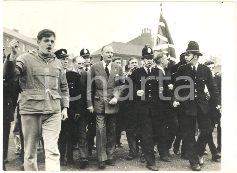 1962 LONDON DALSTON Leader fascista Oswald MOSLEY scortato dalla polizia - Foto