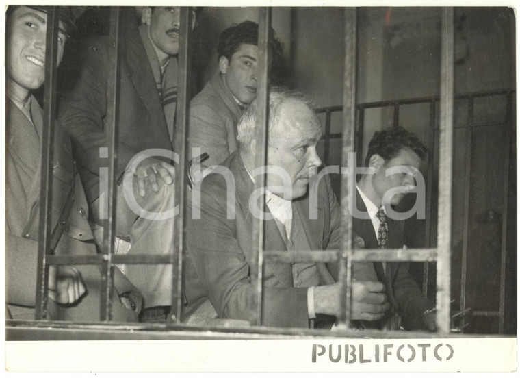 1955 ca PALERMO L'imputato Calogero NAPOLI nella gabbia durante il processo