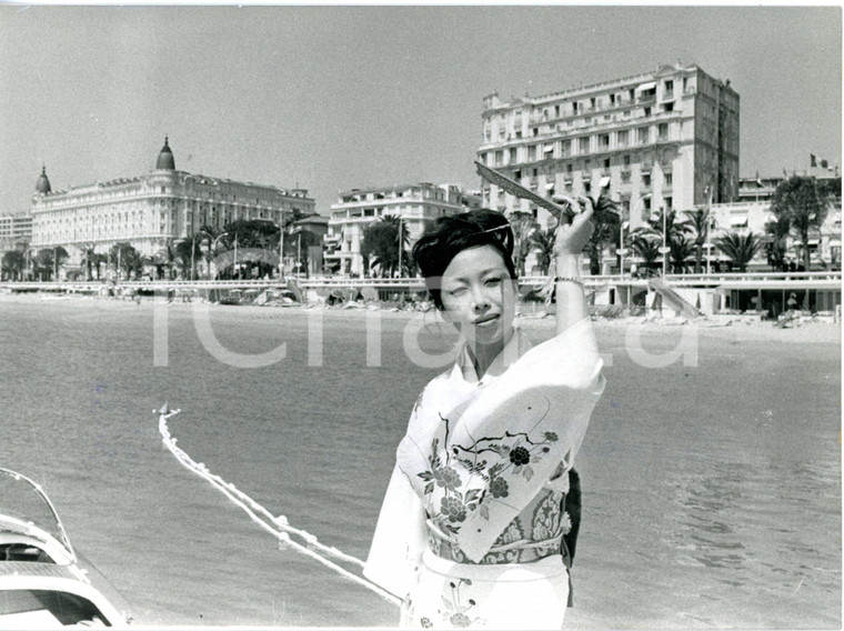 1964 CANNES Festival del Cinema - Arrivo di Kyōko KISHIDA *Foto 18x13 cm