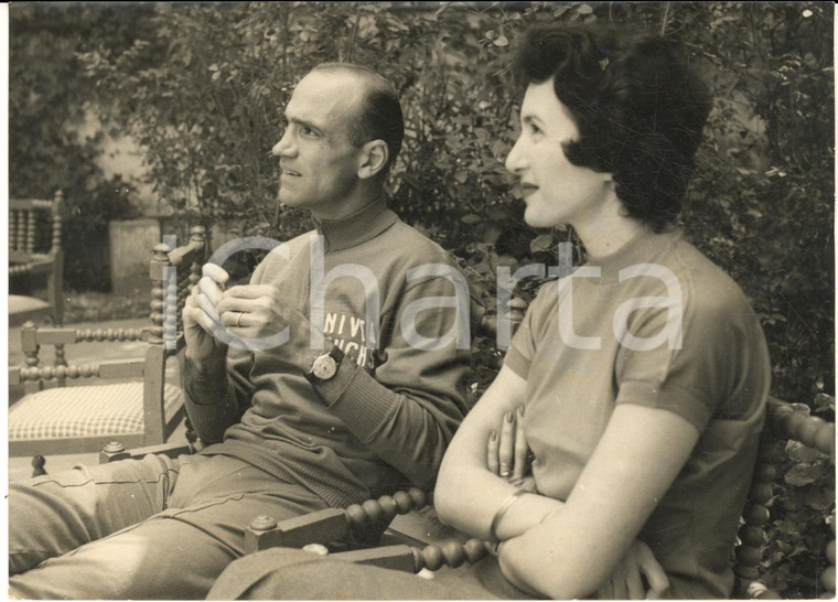 1955 CICLISMO GIRO D'ITALIA VIAREGGIO Fiorenzo MAGNI a riposo con la moglie