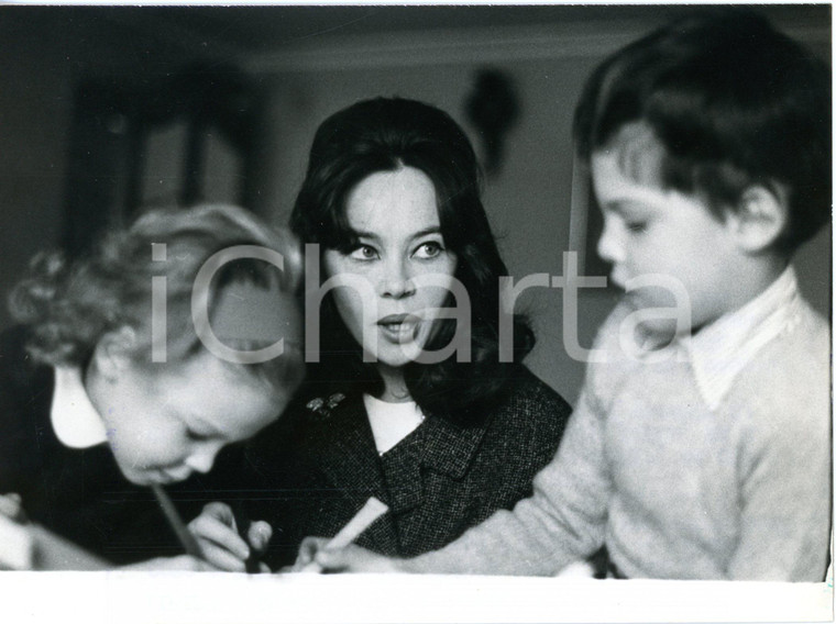1964 LONDON Leslie CARON con i figli Jennifer e Christopher HALL *Foto 18x13 cm