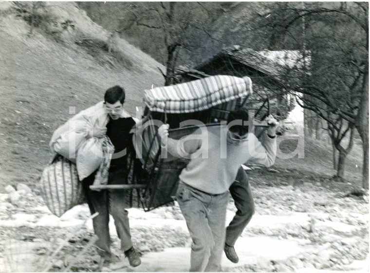 1968 SIROR / PASSO ROLLE - Vacanzieri con i materassi in spalla verso le casette