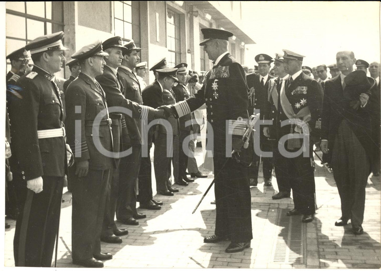 1959 NAPOLI Re Paolo di Grecia ricevuto dalle autorità militari - Foto 18x13 cm