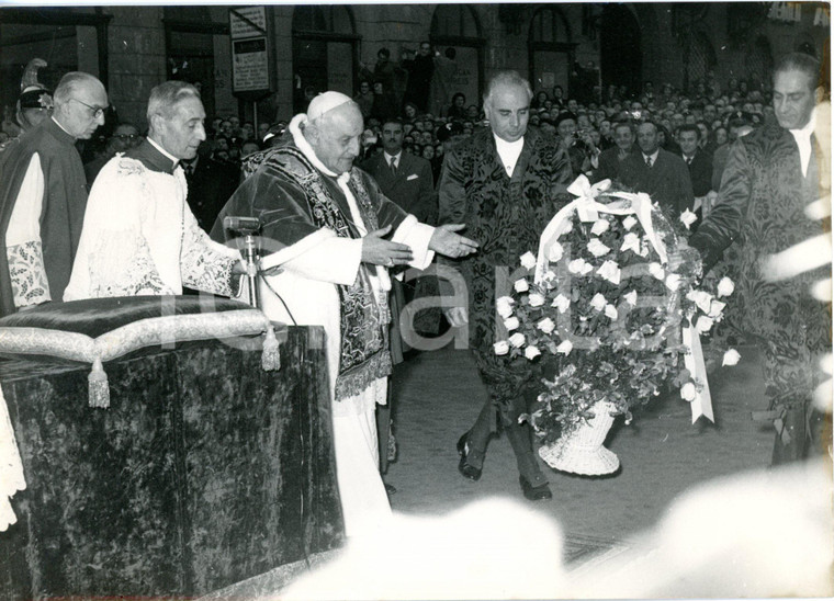 1958 ROMA Piazza di Spagna - Papa Giovanni XXIII omaggia la statua della Madonna
