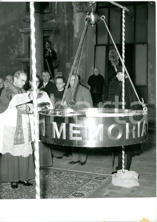1960 MILANO Card. MONTINI benedice lampada votiva donata al Sacrario di Nyeri