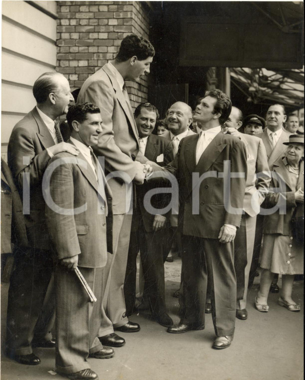 1955 LONDON BOXE Arrival of Ewart POTGIETER with Freddie MILLS - Photo