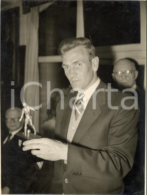 1955 LONDON FOOTBALL Dinner of "Football writers" - Don REVIE awarded *Photo