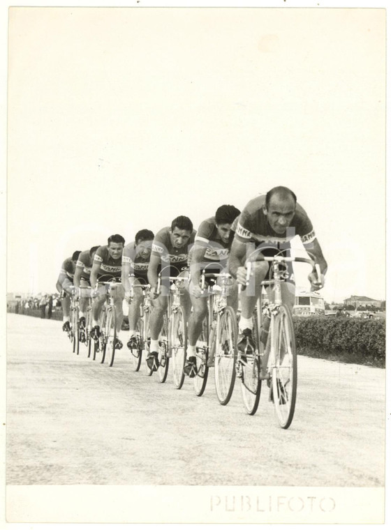 1953 CICLISMO GIRO D'ITALIA 10^ tappa - Fiorenzo MAGNI guida la squadra GANNA