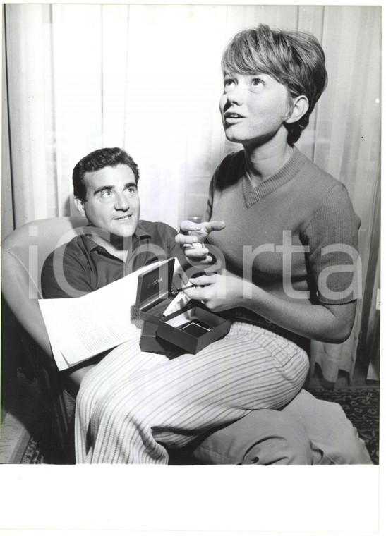1967 VI CANTAGIRO Rita PAVONE sulle ginocchia di Teddy RENO con orologio BULOVA