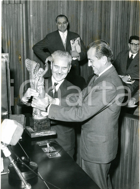 1962 MILANO "Oscar del Bilancio" - Roberto TREMELLONI premia Romualdo BORLETTI