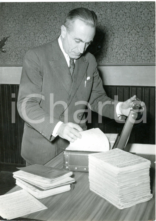 1955 ca BOLOGNA - Mario GASPARINI estrae documenti dalla valigetta - Foto