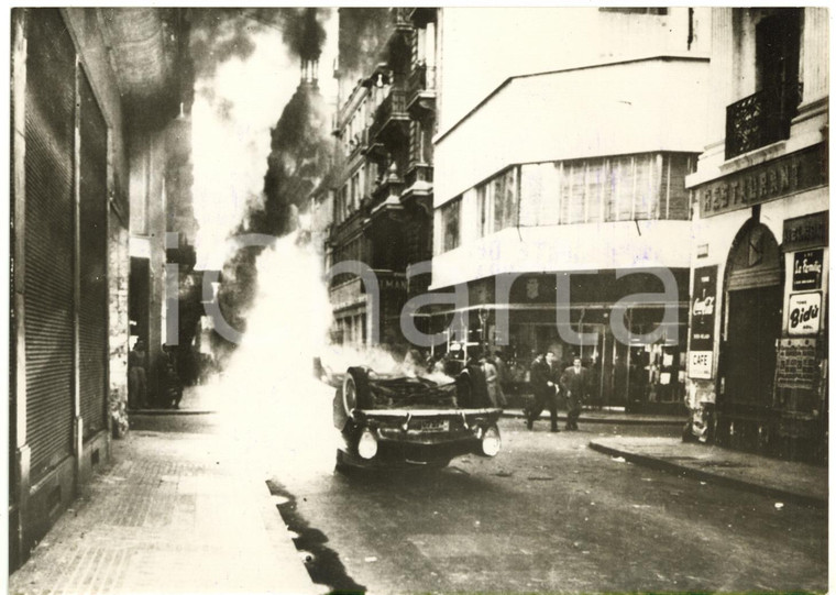 1959 BUENOS AIRES Auto della polizia incendiate dai peronisti - Foto 18x13