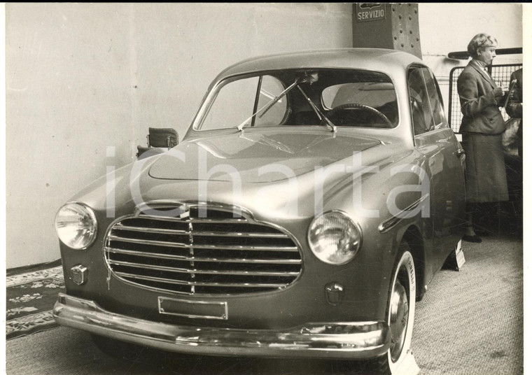 1955 ca AUTOMOBILISMO - Vettura in esposizione a un salone - Foto 18x13 cm