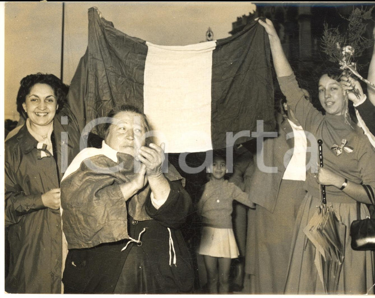 1954 TRIESTE ITALIANA Donne con il tricolore in Piazza Unità d'Italia *Foto