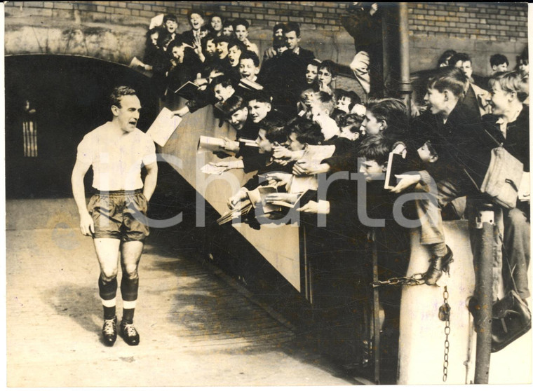 1959 LONDON FOOTBALL  Billy WRIGHT festeggiato per la nascita del figlio - Foto