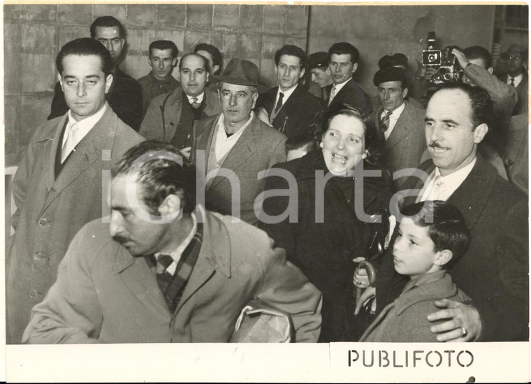 1953 GENOVA Arrivo superstiti del naufragio nave "Vittoria Claudia" - Foto 18x13