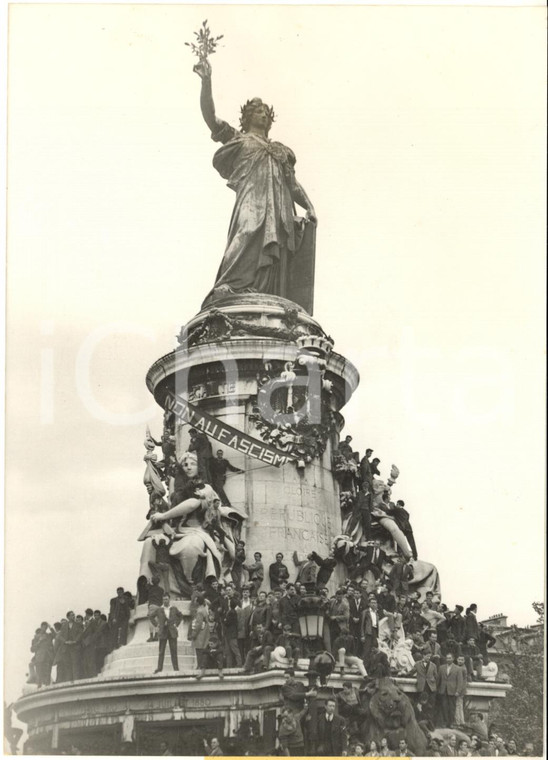 1958 PARIS Place de la République - Manifestation de la Défense Républicaine