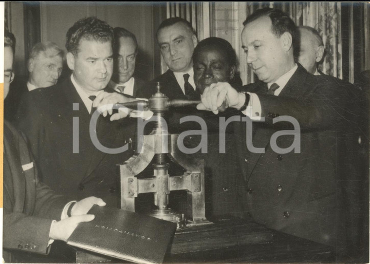 1958 PARIS Michel DEBRE' appose le sceau sur la Constitution Vème République