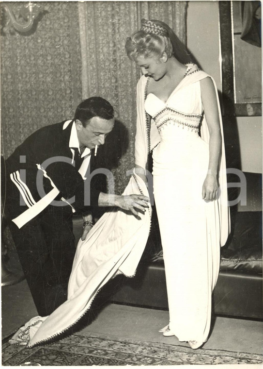 1954 ROMA Rossana PODESTÀ con il sarto SCHUBERTH prova abito per Elena di Troia