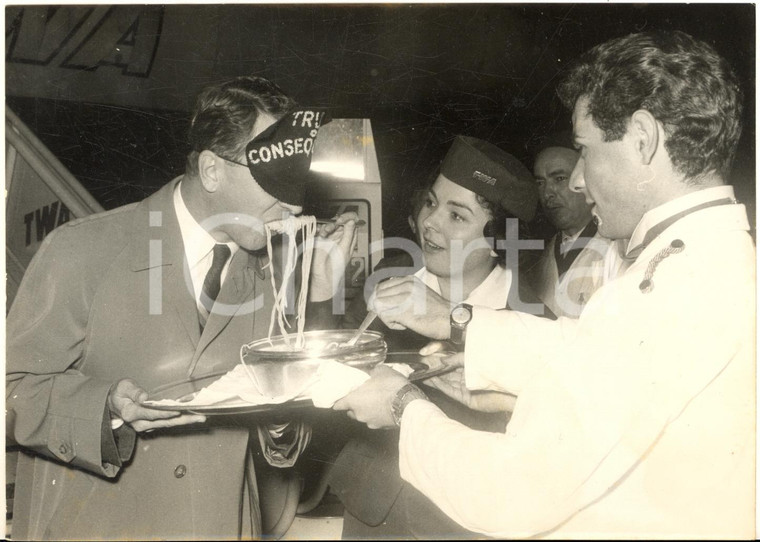 1958 ROMA John W. GUTH nel giro del mondo bendato - Spaghetti in aeroporto