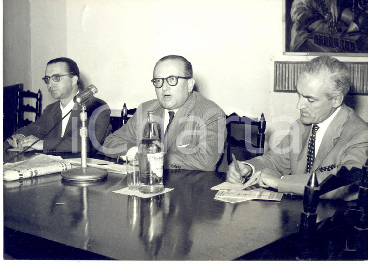 1956 ROMA Leader socialista Pierre COMMIN tiene conferenza alla stampa estera