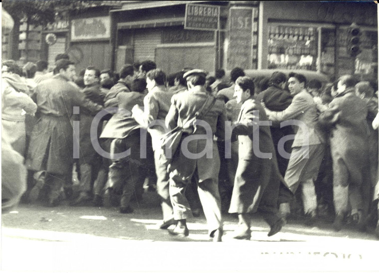 1958 NAPOLI Protesta universitaria anti esame di Stato - Studenti contro polizia